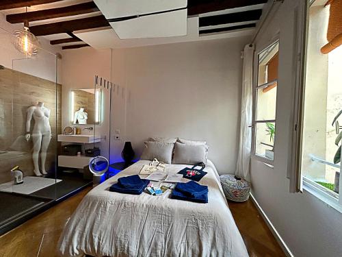 une chambre avec un lit et un mannequin dans une fenêtre dans l'établissement Superbe et inoubliable Appart Le Marais Paris, à Paris