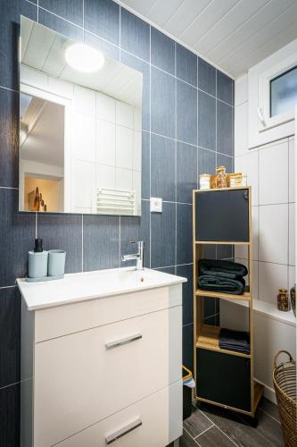 une salle de bain avec un lavabo blanc et un miroir dans l'établissement Charmant F2 Wifi centre 3Pers, à Saint-Quentin