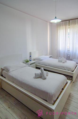 two beds in a room with two bedsskirts at Casa di Stefania in Parma
