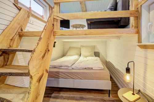 a bedroom with two bunk beds in a tiny house at Tiny House Boomhacker in Westerdeichstrich
