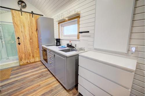 a kitchen with a sink and a counter top at Tiny House Boomhacker in Westerdeichstrich