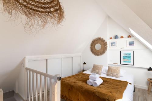 une chambre avec un lit dans un grenier dans l'établissement Le Tourmentin - Vue Port, à Saint-Malo