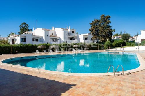 a large swimming pool in front of a house at Villa Concha do Mar in Porches