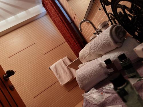 een badkamer met handdoeken en een douchegordijn bij Luxury Villa with Pool and Garden in Ricadi