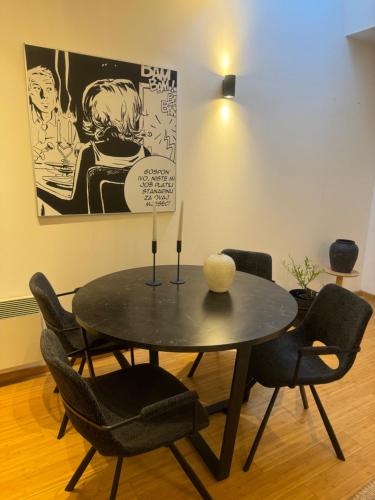 a dining room with a table and chairs at Capital Apartmani Zagreb 2 in Zagreb