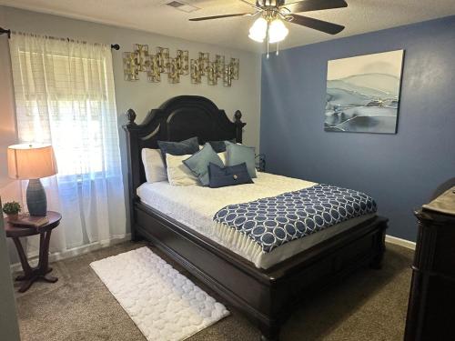 een slaapkamer met een bed met een plafondventilator bij Cozy Stay in Hephzibah in Hephzibah