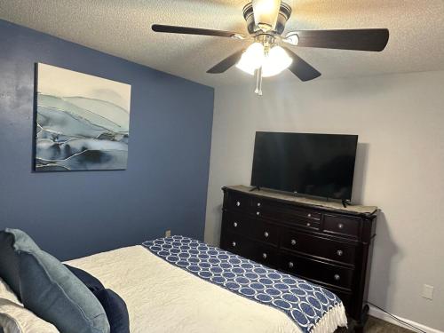 een slaapkamer met een bed en een flatscreen-tv bij Cozy Stay in Hephzibah in Hephzibah