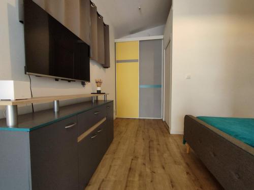 TV a/nebo společenská místnost v ubytování Bungalow les Songes