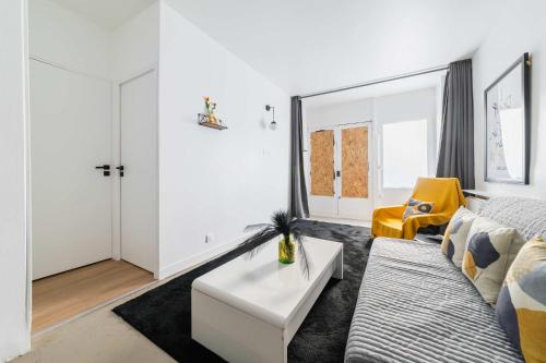 un salon avec un canapé et une table dans l'établissement Appartement Confortable Sacre Coeur - Paris 18 - 6P, à Paris