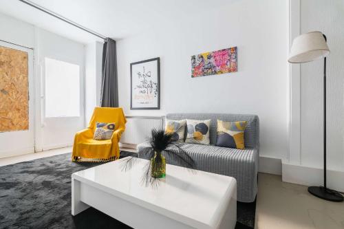 un salon avec un canapé et une table dans l'établissement Appartement Confortable Sacre Coeur - Paris 18 - 6P, à Paris