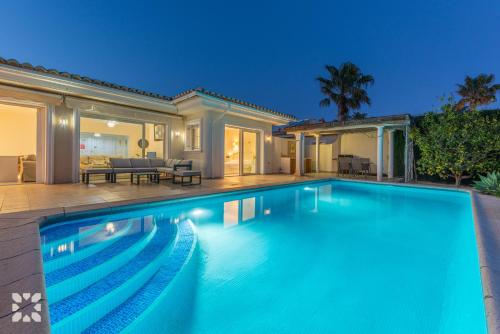 Villa La Corona by Abahana Villas