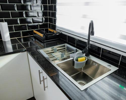 Η κουζίνα ή μικρή κουζίνα στο lush apartments