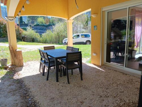 a table and chairs sitting outside of a house at La Flaviacoise s'agrandie in Flaviac