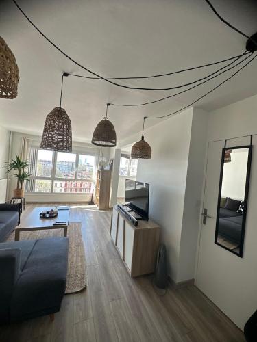 un salon avec un canapé et une télévision dans l'établissement Appartement cosy Saint Denis, à Saint-Denis
