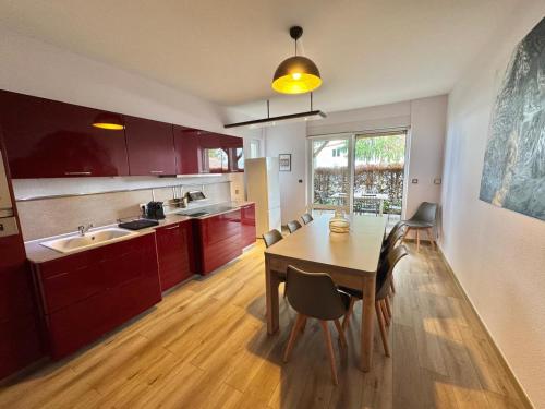 une cuisine avec une table en bois et une salle à manger dans l'établissement Gîte ARTHUR, à Horbourg-Wihr
