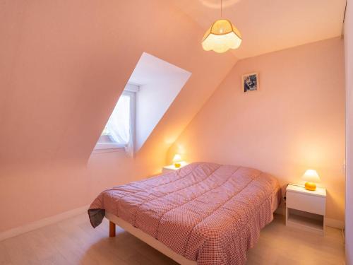 ein Schlafzimmer mit einem Bett und einem Fenster und zwei Lampen in der Unterkunft Maison mitoyenne à Locmariaquer, 4 pièces, 47m², animaux acceptés - FR-1-477-252 in Locmariaquer