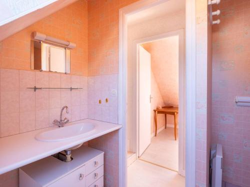 ein Badezimmer mit Waschbecken und Spiegel in der Unterkunft Maison mitoyenne à Locmariaquer, 4 pièces, 47m², animaux acceptés - FR-1-477-252 in Locmariaquer