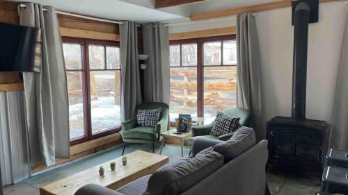 Χώρος καθιστικού στο Cozy Timbers