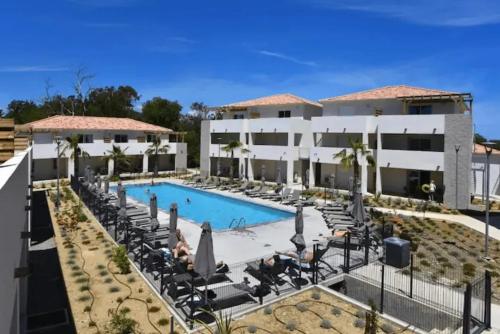 une vue sur la piscine du complexe dans l'établissement Appartement convivial à Linguizzetta avec piscine, à Linguizzetta