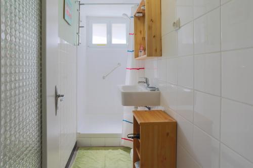 PontrieuxLa maison de pêcheur Chez Alice的一间带水槽和门的小浴室