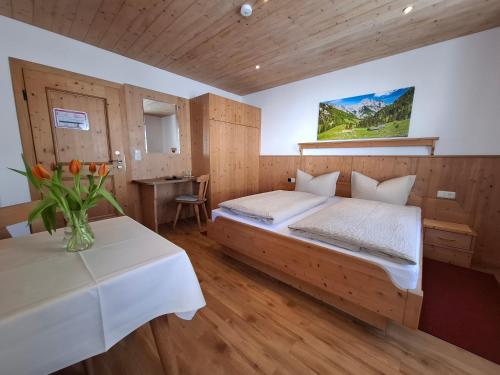 Postel nebo postele na pokoji v ubytování Gästehaus Meisl