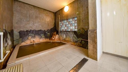 妙高市にあるYamanoyu Sekizenのバスルーム(大きなバスタブ付)が備わります。