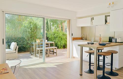 une cuisine et une salle à manger avec une porte coulissante en verre dans l'établissement Renovated 2-room apartment near sea & shops, à Théoule-sur-Mer