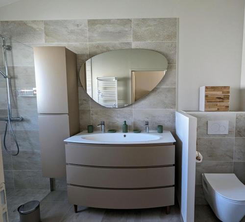 Un baño de Villa avec Spa niché dans la forêt à deux pas des plages