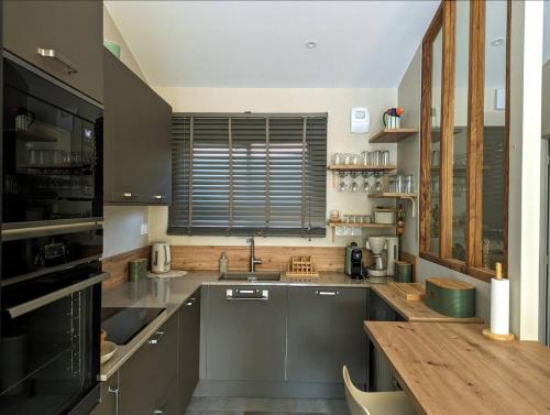 Una cocina o zona de cocina en Villa avec Spa niché dans la forêt à deux pas des plages