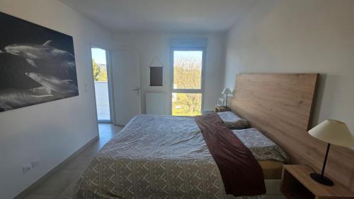 Ένα ή περισσότερα κρεβάτια σε δωμάτιο στο L'Appartement Panorama des Pins