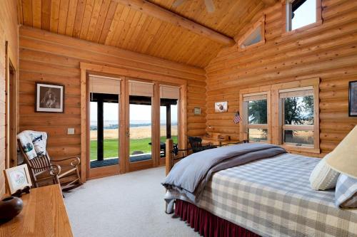 Una cama o camas en una habitación de Intimate Off-Grid Cabin with Fire Pit and Mountain Views in Montana