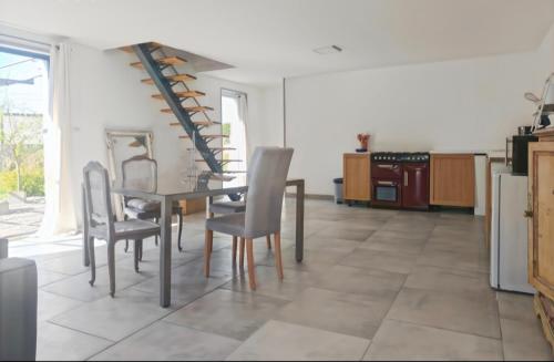 - une cuisine avec une table à manger et des chaises dans l'établissement LE CROC en BAIE, au Crotoy