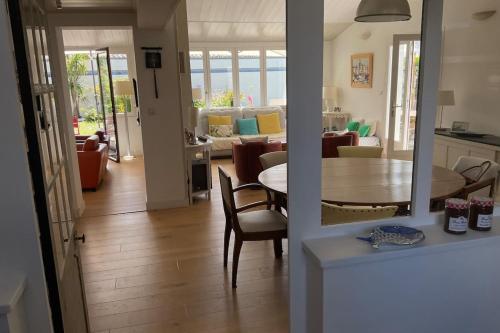 une cuisine et un salon avec une table et des chaises dans l'établissement Charming House with Pool, à Saint-Martin-de-Ré
