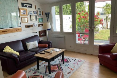 un salon avec un canapé et une table basse dans l'établissement Charming House with Pool, à Saint-Martin-de-Ré