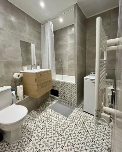 une salle de bain avec toilettes, lavabo et baignoire dans l'établissement Charmant T3 au cœur de la ville, à Marseille