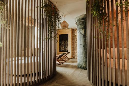 salon z kominkiem i drewnianymi ścianami w obiekcie Kocierz Resort w mieście Targanice