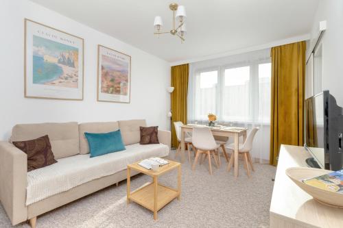 Televízia a/alebo spoločenská miestnosť v ubytovaní Seaside & Park Apartments Gdańsk by Noclegi Renters