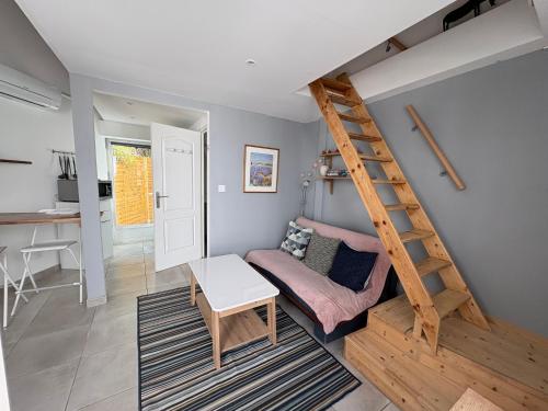 - un salon avec des lits superposés et une échelle dans l'établissement Petite maison chaleureuse proche du centre, à Perpignan