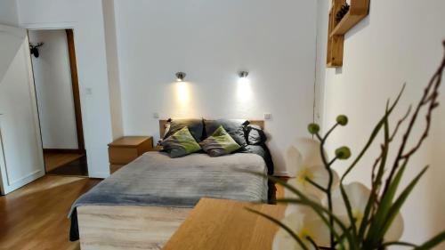 une chambre avec un lit et une table en bois dans l'établissement Le Cyprès en centre ville Bourg-Saint-Maurice, à Bourg-Saint-Maurice