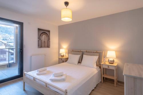 une chambre avec un lit avec deux serviettes dessus dans l'établissement Splendid T4 with Lake and Mountain View, à Évian-les-Bains