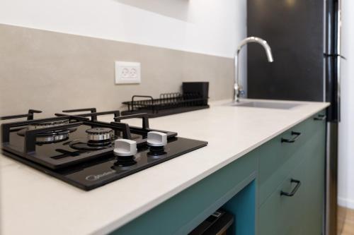 Dapur atau dapur kecil di Lovely New Central Apartment 2 with Miklat