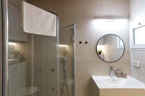 Bilik mandi di Lovely New Central Apartment 2 with Miklat
