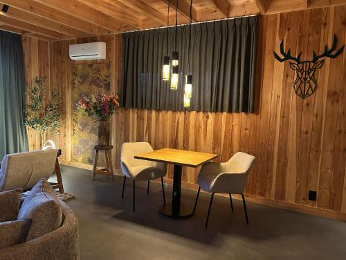 a dining room with a table and chairs at Wellnesslodge Kievit in Dalerveen