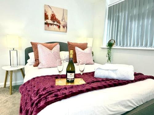 Postel nebo postele na pokoji v ubytování Hazel 1-Bedroom Cousy flat, Parking, WIFI, Prime location, Close to Blenheim Palace & Oxford