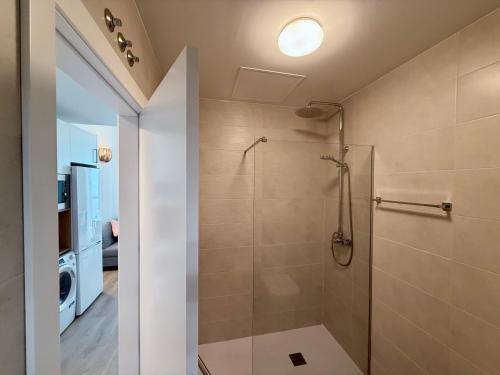 a bathroom with a shower with a glass door at Rincon de Ensueño en Marquesado in Madrid
