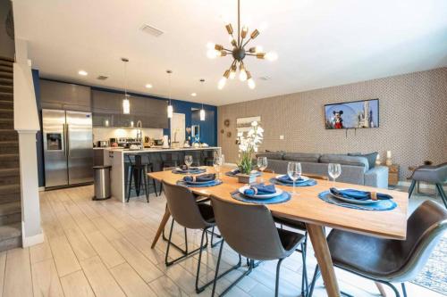 une salle à manger et une cuisine avec une table et des chaises dans l'établissement Geloj Villa Beautifull, à Saint-Tropez