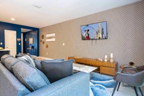 un salon avec un canapé bleu et une table dans l'établissement Geloj Villa Beautifull, à Saint-Tropez