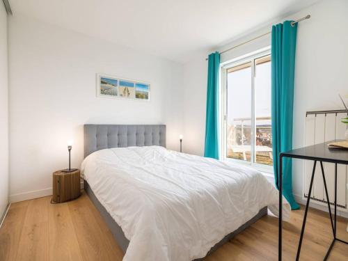 une chambre avec un grand lit et une fenêtre dans l'établissement Appartement avec Terrasse et Parking au Touquet - FR-1-821-22, à Le Touquet-Paris-Plage