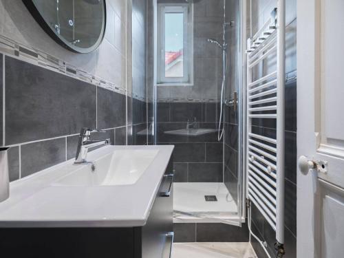 une salle de bain avec un lavabo et un miroir dans l'établissement Appartement familial au centre-ville avec balcon et WIFI - FR-1-821-7, à Le Touquet-Paris-Plage