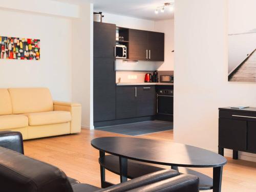 un salon avec une table et une cuisine dans l'établissement Spacieux T2 au centre-ville avec grande pièce de vie - FR-1-821-29, à Le Touquet-Paris-Plage